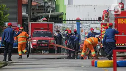 Petugas pemadam kebakaran melakukan simulasi penyelamatan saat kompetisi Fire Safety Challenge di Kantor Dinas Penanggulangan Kebakaran dan Penyelamatan Pemprov DKI Jakarta, Rabu (2/6/2021). Kompetisi ini diselenggarakan selama tiga hari. (Liputan6.com/Faizal Fanani)