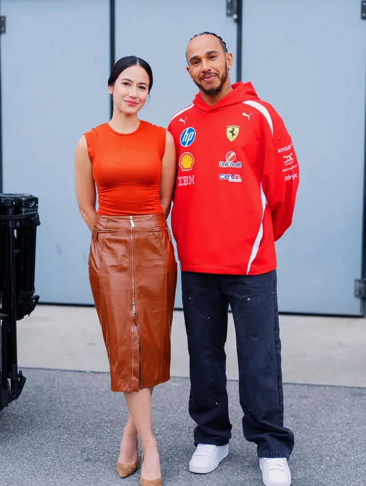 Pevita Pearce semakin menunjukkan ketertarikannya dengan dunia balap mobil. Tak hanya nonton balapan F1 di kursi terdepan, ia berkesempatan bertemu sang idola, Lewis Hamilton [@pevpearce]