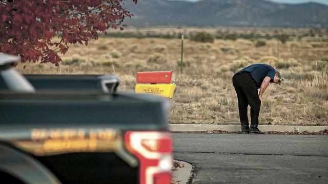 Alec Baldwin terlihat terpukul, usai menjawab pertanyaan di kantor Sheriff di Santa Fe, mengenai insiden penembakan tak disengaja. (Jim Weber/Santa Fe New Mexican via AP)