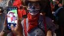 Orang-orang menghadiri pesta Halloween di sebuah kafe di Tangerang (31/10/2021). (AFP/Adek Berry)
