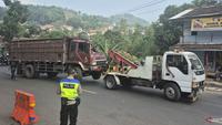 Truk pengangkut sapi menabrak pemudik di jalur nagreg. (Antara)