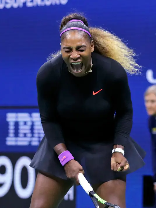 Petenis Serena Williams berteriak saat memperoleh satu poin dalam laga melawan Caty McNally selama putaran kedua turnamen tenis AS Terbuka di New York, Amerika Serikat, Rabu (28/8/2019). Williams menang 5-7, 6 -3, 6-1. (AP Photo/Charles Krupa)