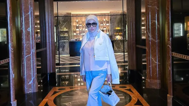 OOTD Syahrini di Jepang pakai jaket Prada. [@princessyahrini]