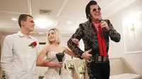 Peniru dan pemilik Elvis Brendan Paul bernyanyi selama 'upacara komitmen' untuk pasangan dari Prancis di Kapel Pernikahan Graceland pada 20 Februari 2020 di Las Vegas, Nevada. (MARIO TAMA / GETTY IMAGES NORTH AMERICA / GETTY IMAGES VIA AFP)