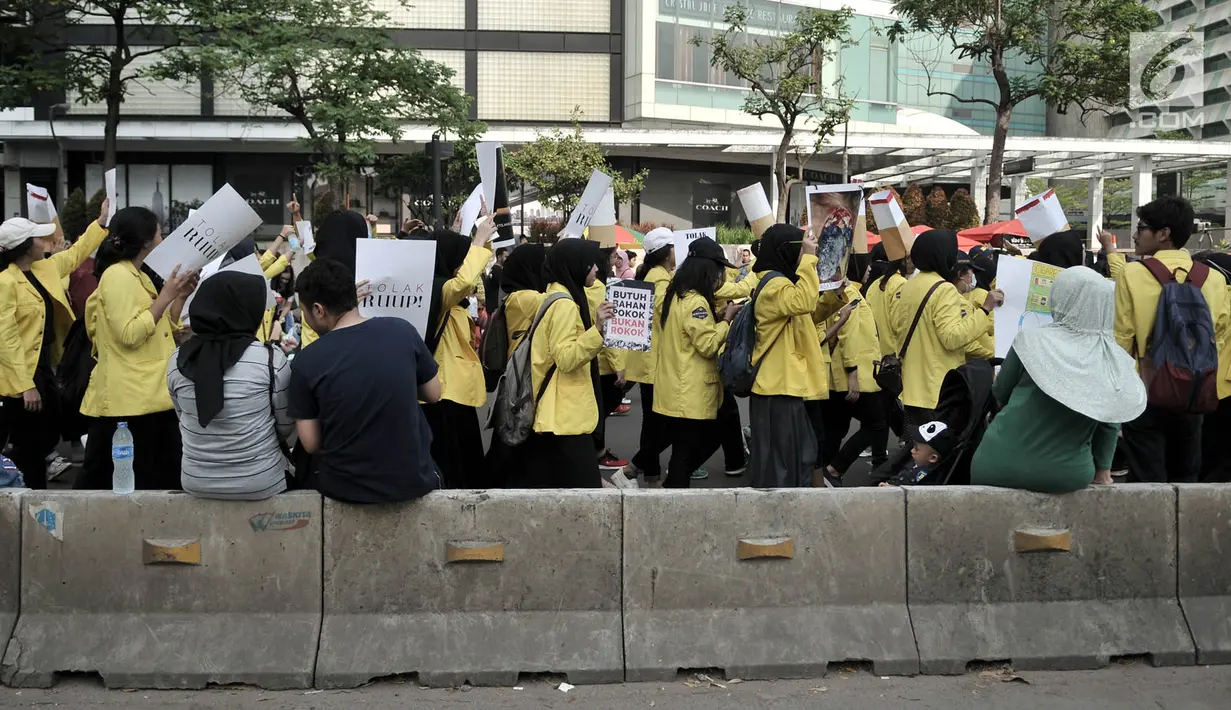Suasana saat mahasiswa Universitas Indonesia (UI) menggelar kampanye Bahaya Merokok di car free day (CFD), Jakarta, Minggu (6/5). Dalam aksi tersebut para mahasiswa juga menyerukan tentang bahaya merokok. (Merdeka.com/Iqbal Nugroho)