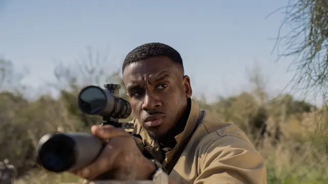 Bugzy Malone sebagai JJ Davies dalam film Operation Fortune: Ruse de Guerre. (Foto: Dok. Miramax/ STX Films)
