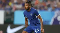 Penyerang Chelsea, Christopher Nkunku, mengalami cedera saat bermain melawan Borussia Dortmund dalam laga uji coba pramusim, Kamis (3/8/2023) pagi WIB. (AFP/Tim Nwachukwu)