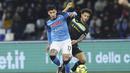 Pemain Napoli, Mathias Olivera berebut bola dengan pemain Lazio, Felipe Anderson, pada laga Liga Italia di Stadion Diego Armando Maradona, Sabtu (4/3/2023). Meski kalah dari Lazio, Napoli masih bertahan di puncak klasemen Liga Italia dengan koleksi 65 poin dari 25 pertandingan. (Alessandro Garofalo/LaPresse via AP)