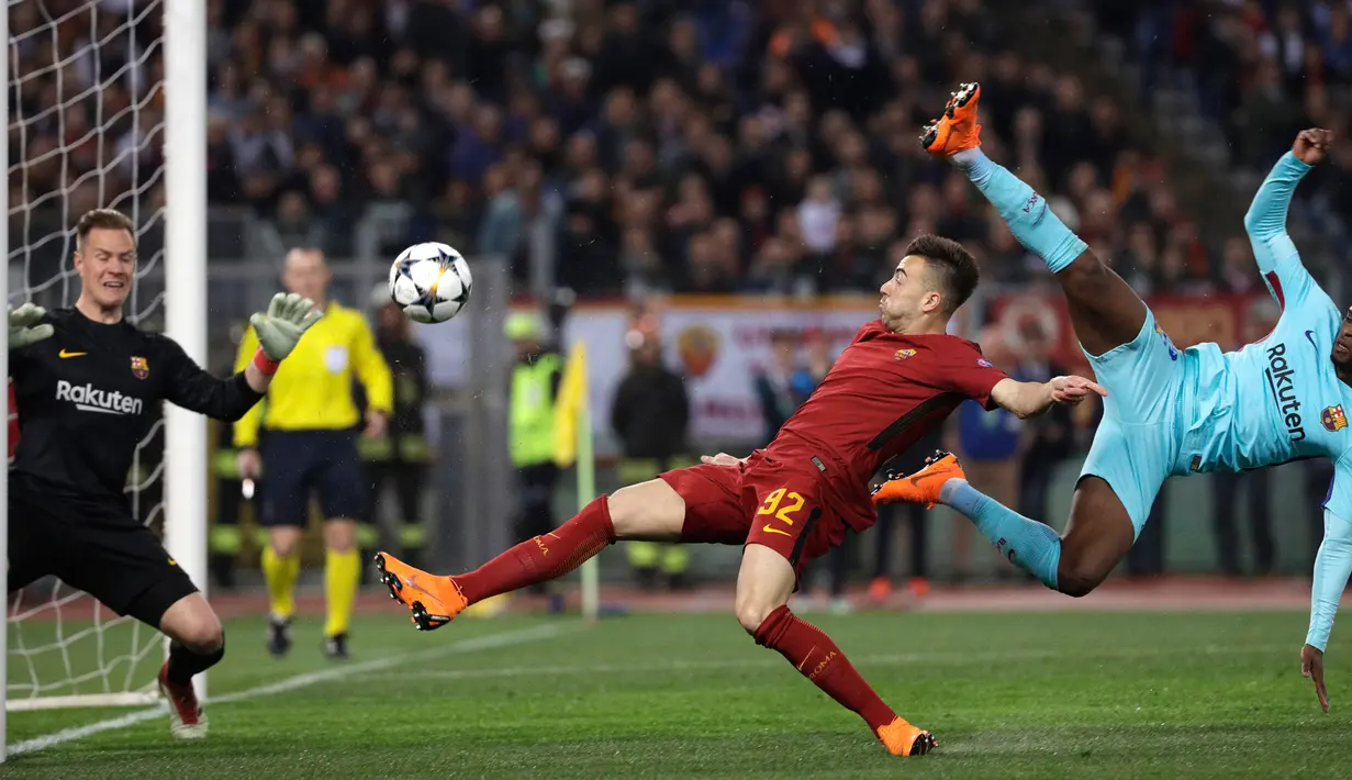 Kiper Barcelona, Marc-Andre ter Stegen menyelamatkan bola dari pemain AS Roma, El Shaarawi pada laga leg kedua perempat final Liga Champions di Stadion Olimpico, Selasa (10/4). Barcelona secara mengejutkan dikalahkan AS Roma 0-3. (AP/Gregorio Borgia)