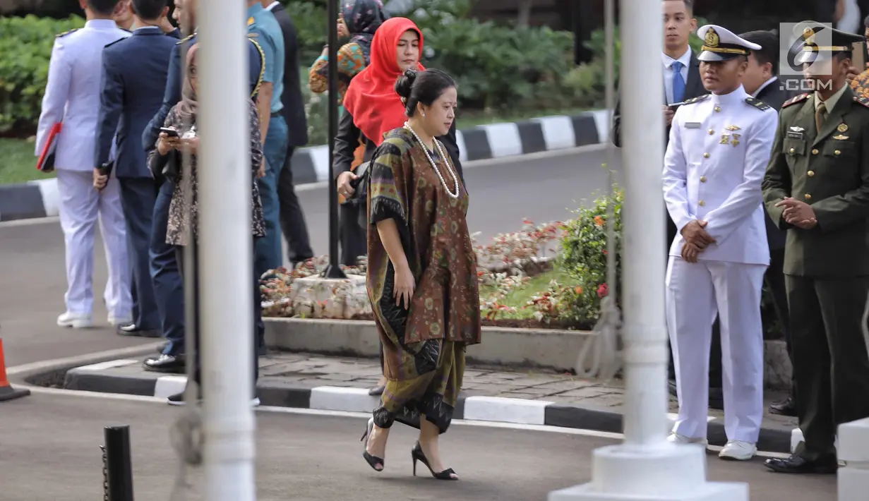 Menteri Koordinator Bidang Pembangunan Manusia dan Kebudayaan, Puan Maharani berjalan meninggalkan lapangan upacara usai mengikuti upacara Hari Lahir Pancasila di Gedung Pancasila, Jakarta Pusat, Jumat (1/6). (Liputan6.com/Faizal Fanani)
