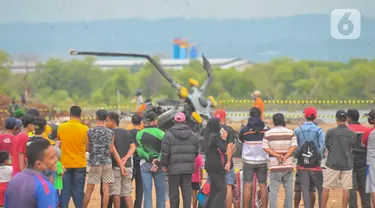 Sejumlah warga melihat helikopter MI-17 v 5 HA 5142 milik TNI Angkatan Darat (AD) yang terjatuh dan meledak di kawasan industri Kendal, Jawa Tengah, Sabtu (6/6/2020). Akibat insiden tersebut, empat penumpang meninggal dunia sementara lima lainnya luka-luka. (Liputan6.com/Gholib)