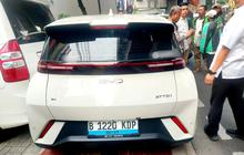 Detik-Detik BYD Tabrak Beruntun 4 Mobil dan Lindas Ojol di Jaksel