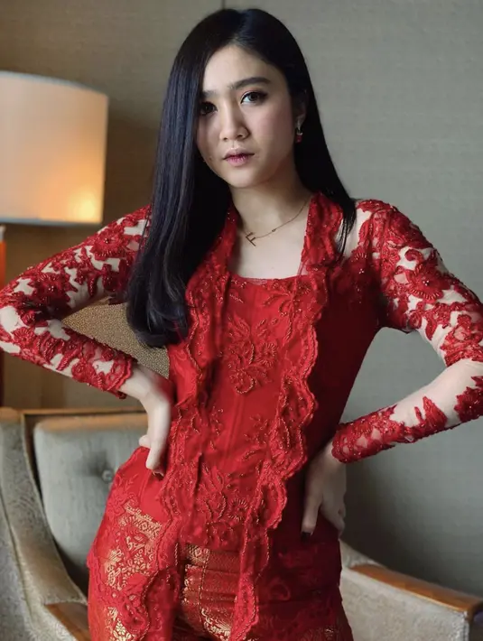 Kali ini, ia tampak mewah dengan kebaya merah yang sempurna. [Foto: Instagram/ Febby Rastanti]