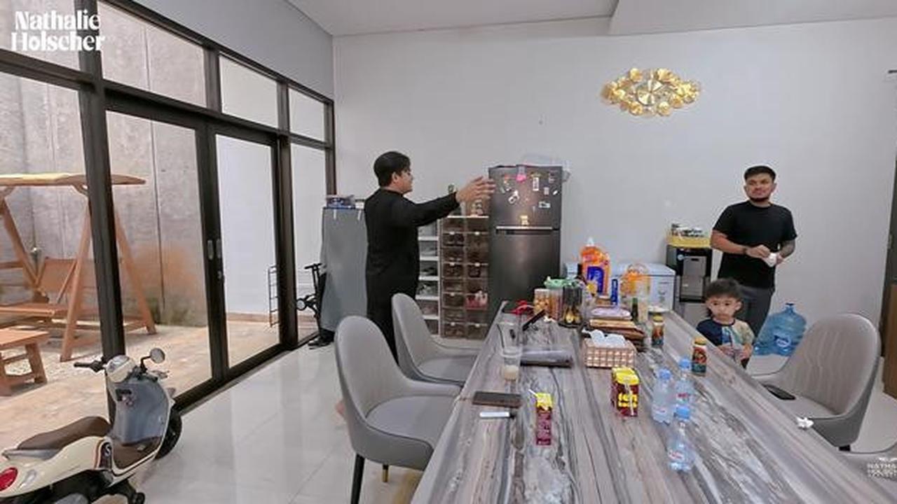 6 Potret Ruang Makan dan Dapur Rumah Nathalie Holscher, Desain Minimalis Elegan