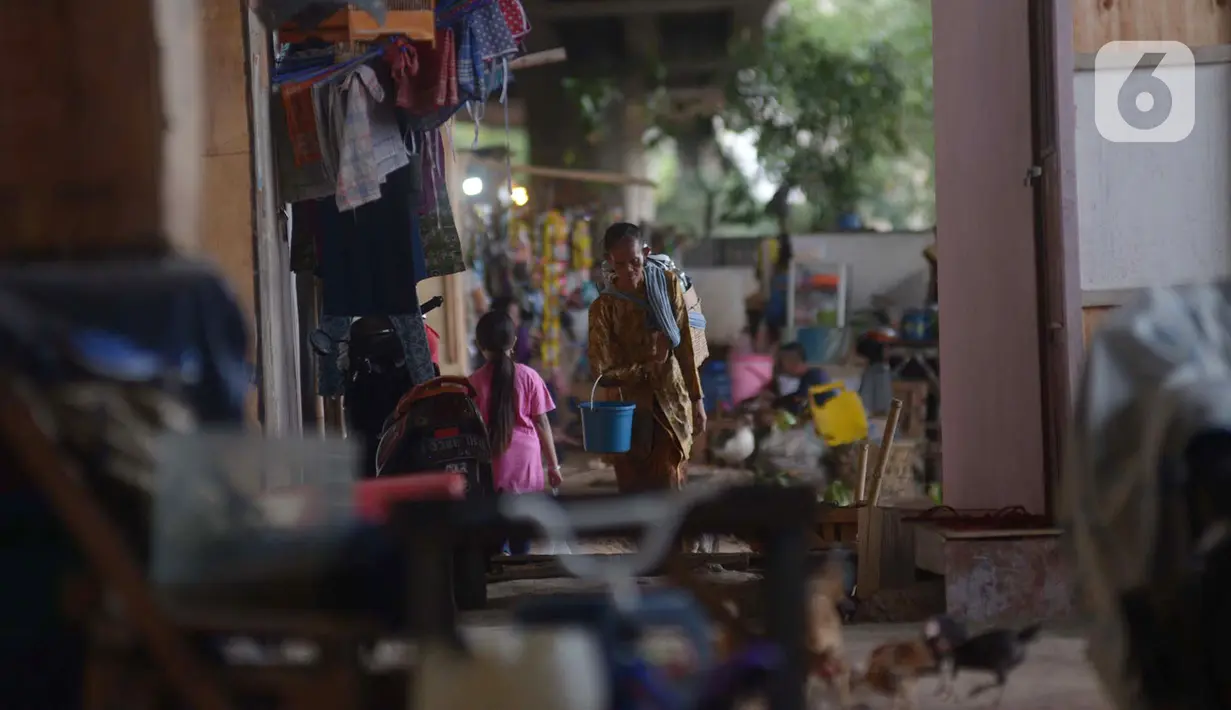 Penjual jamu gendong melintasi permukiman warga di Kawasan Penjaringan, Jakarta, Sabtu (23/11/2019). Bank Dunia mengukur tingkat kemiskinan dengan batas Upper Middle-Income Clas atau kelas menengah mempunyai pendapatan US$ 5,5 atau setara Rp 77 ribu per hari. (merdeka.com/Imam Buhori)