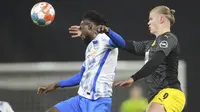 Bek Hertha Berlin Jordan Torunarigha berebut bola dengan penyerang Borussia Dortmund Erling Haaland pada laga pekan ke-17 Liga Jerman di Olympiastadion, Minggu (19/12/2021) dinihari WIB. Tuan rumah Hertha Berlin mempermalukan Dortmund dengan skor 3-2. (AP Photo/Michael Sohn)