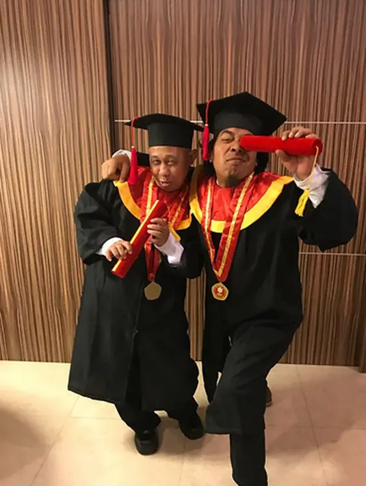 Tidak sendiri dalam foto wisuda tersebut, Komeng terlihat bersama pelawak senior Rudy Sipit. Komeng lulus menyandang gelar S1 usia 48 tahun. (Instagram/indradewi2242)