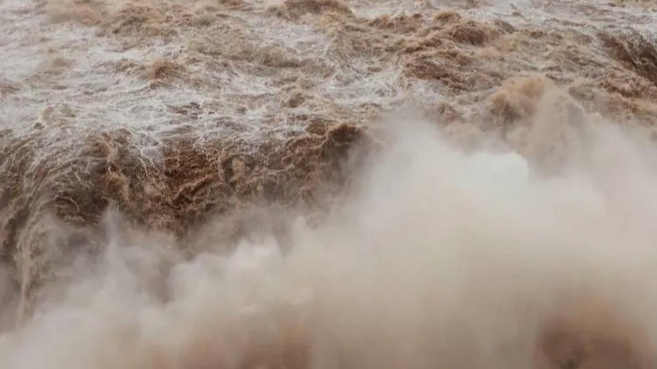 Air terjun yang biasanya mengairi 1,5 juta liter air per detik, kini sudah mencapai sembilan juta liter air per detik.