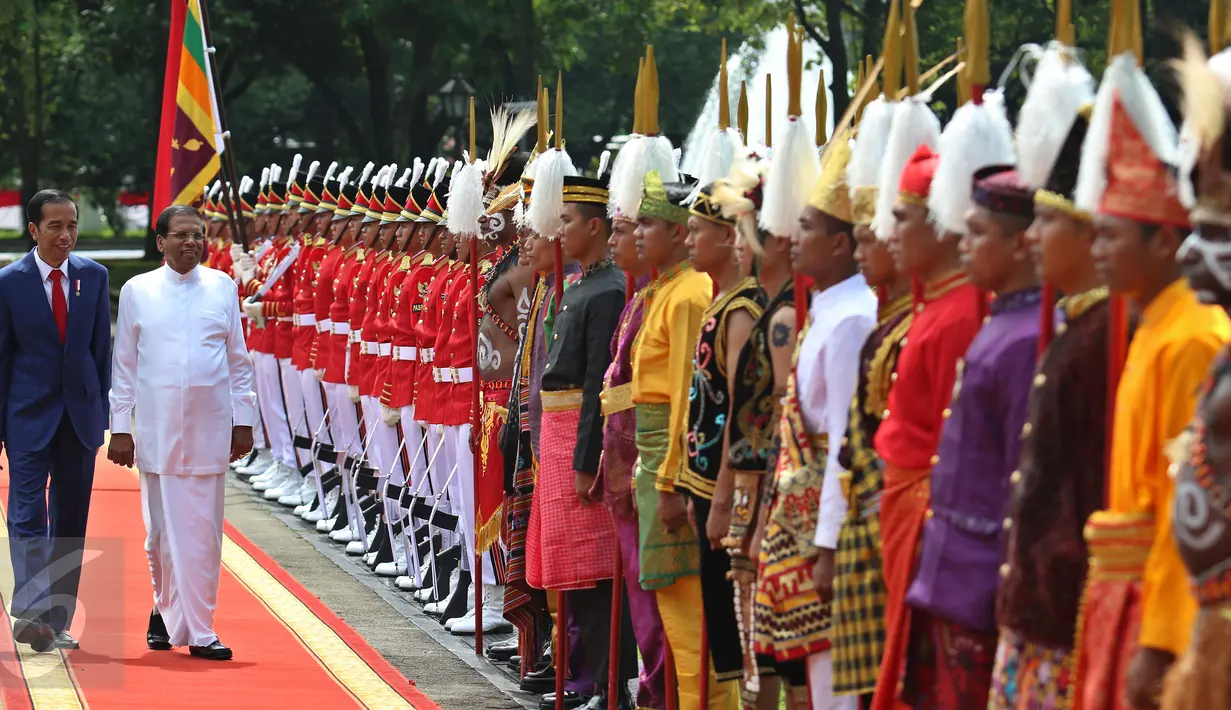 Presiden Jokowi (kiri) mendampingi Presiden Republik Sosialis Demokratik Sri Lanka Maithripala Sirisena di Istana Merdeka, Jakarta, Rabu (8/3). Pertemuan tersebut untuk menjalin hubungan antara kedua negara. (Liputan6.com/Angga Yuniar)