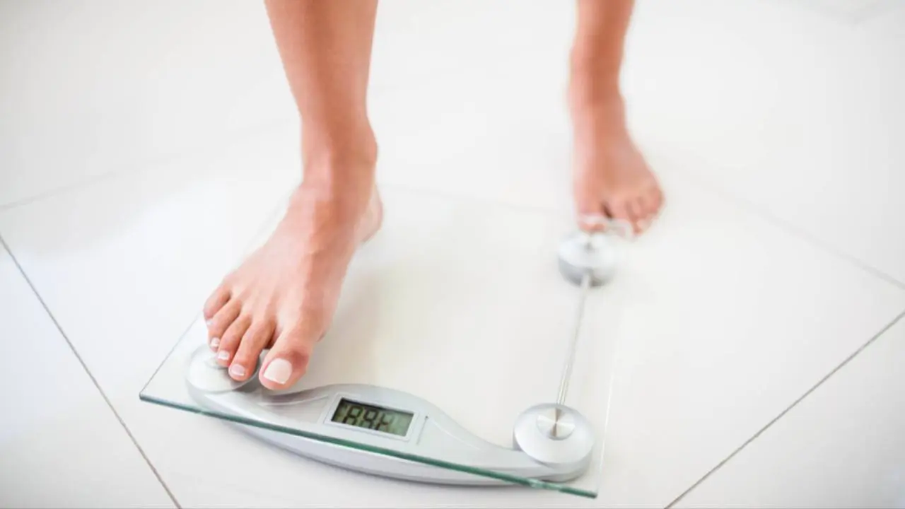 Ilustrasi timbangan badan digital terbaik. (c) Wavebreakmedia/Depositphotos