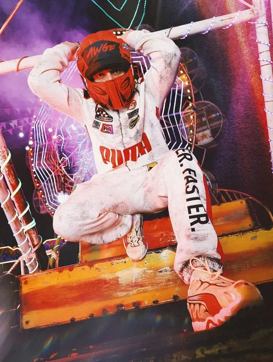 Salah satunya saat Jefri Nichol costplay jadi pembalap dengan paduan sweatshirt dan sweatpants. [@jefrinichol]