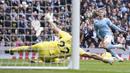 Gelandang Manchester City, Phil Foden melepaskan tendangan yang masih mampu ditepis kiper Newcastle United, Nick Pope pada laga lanjutan Liga Inggris 2022/2023 di Etihad Stadium, Manchester, Sabtu (4/3/2023) malam WIB. (AP Photo/Dave Thompson)
