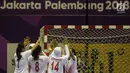 Pemain bola tangan Indonesia berselebrasi seusai mengalahkan pemain Malaysia pada babak penyisihan grup B Asian Games 2018 di GOR POPKI, Cibubur, Jakarta, Selasa (14/8). Indonesia menang atas Malaysia dengan skor 23-15. (Bola.com/Vitalis Yogi Trisna)