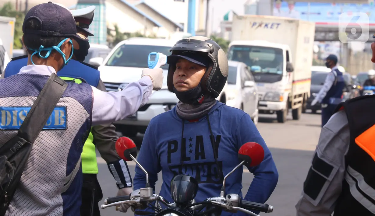 Cek Suhu Tubuh Saat PSBB Tangsel: Petugas memeriksa suhu tubuh pengendara saat pelaksanaan PSBB di kawasan Gading Serpong, Tangerang Selatan, Sabtu (18/4/2020). Pengukuran suhu tubuh tersebut merupakan cek point dari PSBB yang baru saja diberlakukan di Tangerang Raya. (Liputan6.com/Angga Yuniar)