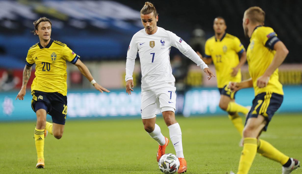 Penyerang Prancis, Antoine Griezmann, menggiring bola saat melawan Swedia pada laga UEFA Nations League di Friends Arena, Minggu (6/9/2020). Prancis menang 1-0 atas Swedia. (Christine Olsson/TT via AP)
