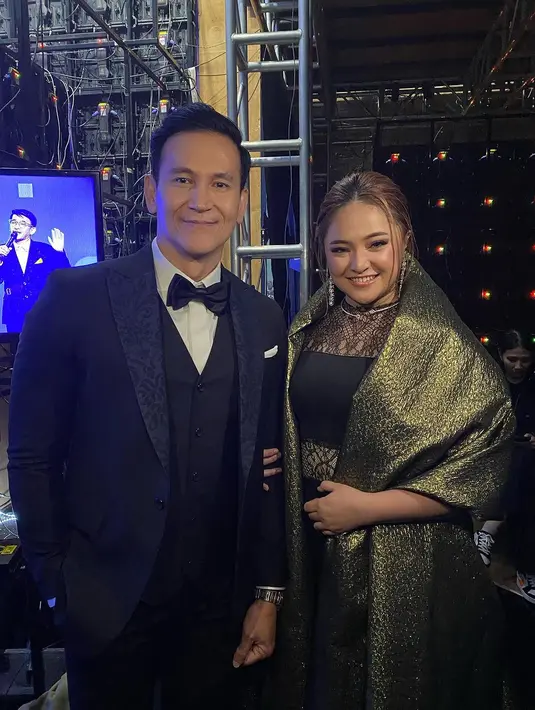 Marcelino Lefrandt memadukan kemeja putih dengan vest hitam, ditumpuk lagi dengan jas, dan diberi pemanis dasi kupu-kupu hitam. [Foto: Instagram/marcelinolefrandt]