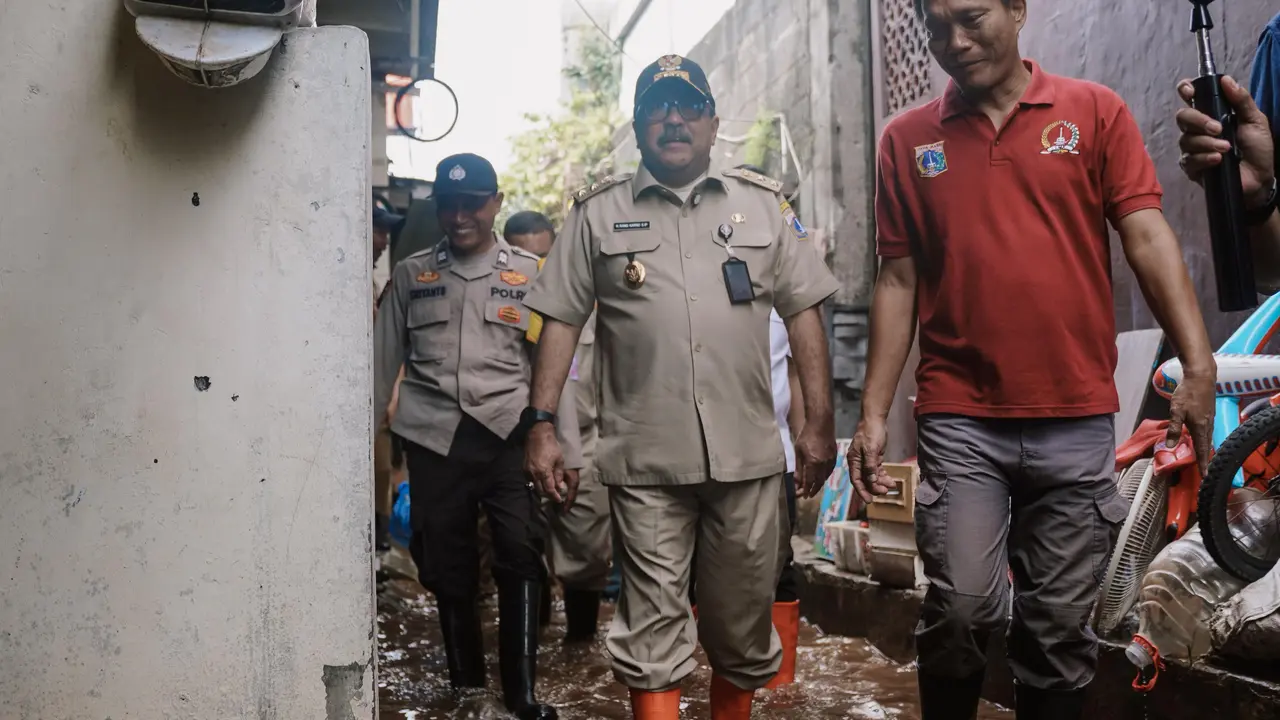 Wakil Gubernur DKI Jakarta, Rano Karno saat meninjau sejumlah titik banjir di Jakarta Selatan.