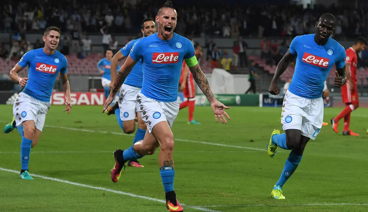 Kapten Napoli, Marek Hamsik (tengah) menjadi pemain pembuka keran gol bagi timnya saat menumbangkan Benfica 4-2 pada laga grup B Liga Champions di San Paolo Stadium, Naples, Kamis (29/9/2016) dini hari WIB. (EPA/Ciro Fusco)