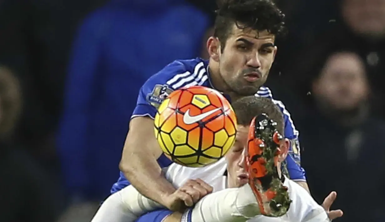Pemain Chelsea, Diego Costa (kiri) menghalau bola dari sundulan pemain Everton, Ross Barkley Pada lanjutan liga Premier Inggris di Stadion Stamford Bridge, Sabtu (16/1/2016). (AFP Photo/Justin Tallis)