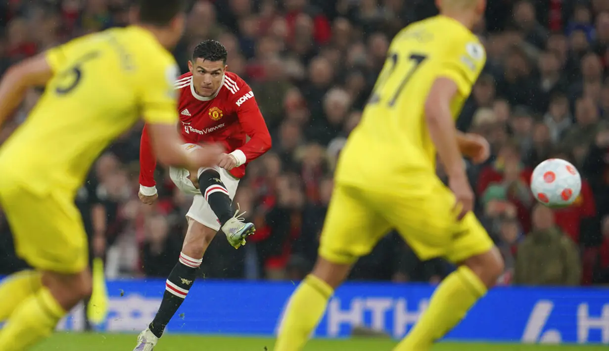 <p>Pemain Manchester United Cristiano Ronaldo (tengah) menendang bola saat melawan Brentford pada pertandingan sepak bola Liga Inggris di Stadion Old Trafford, Manchester, Inggris, 2 Mei 2022. Manchester United menang 3-0. (AP Photo/Jon Super)</p>