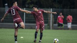 Pemain Persija Jakarta, Gunawan Dwi Cahyo dan Fitra Ridwan melakukan pemanasan saat latihan di Lapangan ABC, Jakarta, Jumat (30/3/2018). Latihan ini persiapan jelang laga Liga 1 melawan Arema FC. (Bola.com/Vitalis Yogi Trisna)