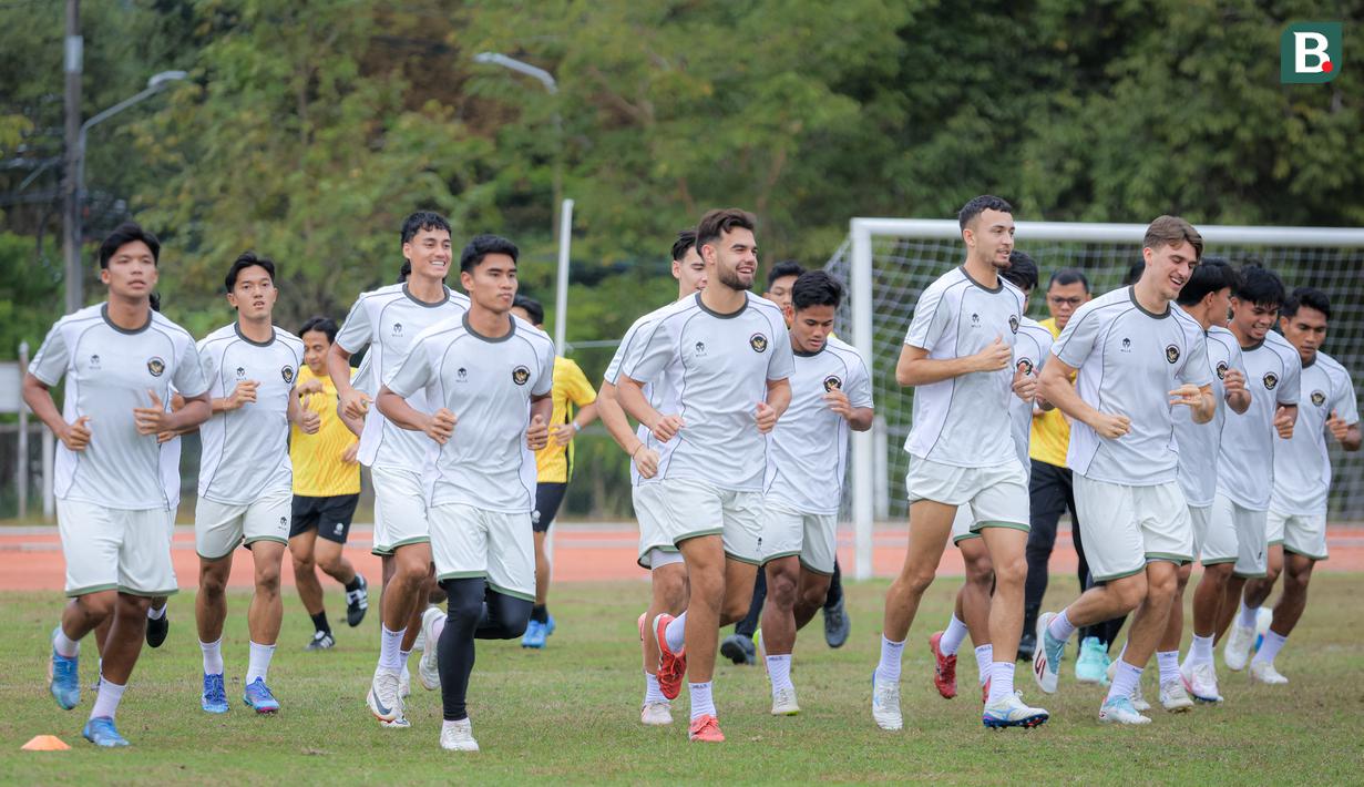 Sebagai informasi, posisi Timnas Indonesia U-22 berada di ujung tanduk untuk bisa lolos ke semifinal SEA Games 2025. Pasalnya, Garuda Muda dipermalukan Filipina 0-1 di laga perdana yang berlangsung Senin (8/12/2025). (Bola.com/Bagaskara Lazuardi)