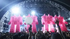 The Flaming Lips tampil penuh energi saat membawakan lagu ikonik “Do You Realize??” dalam gelaran LaLaLa Festival 2026. Penampilan band asal Amerika Serikat tersebut disambut meriah oleh penonton yang ikut bernyanyi dan menikmati suasana konser. (KLY/Budy Santoso)