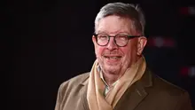 Managing Director Formula 1 Inggris, Ross Brawn, berpose di karpet merah saat tiba untuk acara peluncuran musim Formula Satu - 2025 “F1 75 LIVE” di O2, London, pada 18 Februari 2025. (HENRY NICHOLLS/AFP)