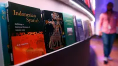 Sejumlah buku tampak berjajar rapi selama pameran Frankfurt book fair, Jerman, Selasa (13/10/2015). Pameran buku terbesar di dunia ini mengambil tema tentang sastra Indonesia. (REUTERS/Ralph Orlowski)