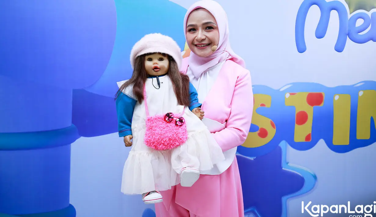 "Aku nggak bisa sebut usianya. Tapi Susan sudah ada sejak aku keluarin lagu pertama di tahun 1991. Tinggal hitung saja sendiri," kata Ria Enes yang juga seorang penyiar radio ini. [Foto: KapanLagi.com/Bayu Herdianto]