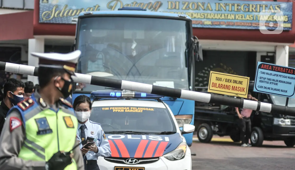 Sebuah bus berisi salah satu  keluarga korban yang sedang di Lapas Kelas I Tangerang, Rabu (8/9/2021). Pasca kebakaran yang melanda Lapas Tangerang, sejumlah keluarga korban mulai berdatangan ke posko crisis center untuk kepentingan identifikasi. (Liputan6.com/Iqbal S Nugroho)