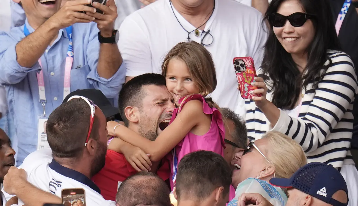 Djokovic meraih medali emas tenis di tunggal putra usai mengalahkan Carlos Alcaraz di final. Djokovic menang atas bintang Spanyol itu dengan skor 7-6(3), 7-6(2) di Lapangan Philippe-Chatrier, Roland Garros, Minggu (4/8/2024) malam WIB. (AP Photo/Manu Fernandez)