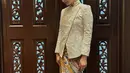Menutup tampilannya, Raline Shah tampil nyaman dengan flatshoes berjaring silver dan shoulder bag cokelat [@ralineshah]