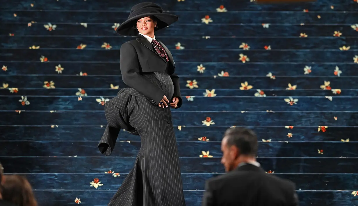 Penyanyi dan aktris asal Barbados, Rihanna saat hadir dalam gelaran Met Gala 2025 yang dihelat di Metropolitan Museum of Art pada 5 Mei 2025, di New York, Amerika Serikat. (Andrea RENAULT/AFP)
