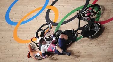 Pembalap Britania Raya Katy Marchant bertabrakan dengan Laurine van Riessen dari Belanda (188) pada babak perempat final Keirin Putri Balap Sepeda Trek Olimpiade Tokyo 2020 di Izu Velodrome di Izu, Jepang, Kamis (4/8/2021). (AP Photo/Christophe Ena)