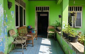 Warna cat teras yang sebaiknya dihindari. [Foto: Gemini]