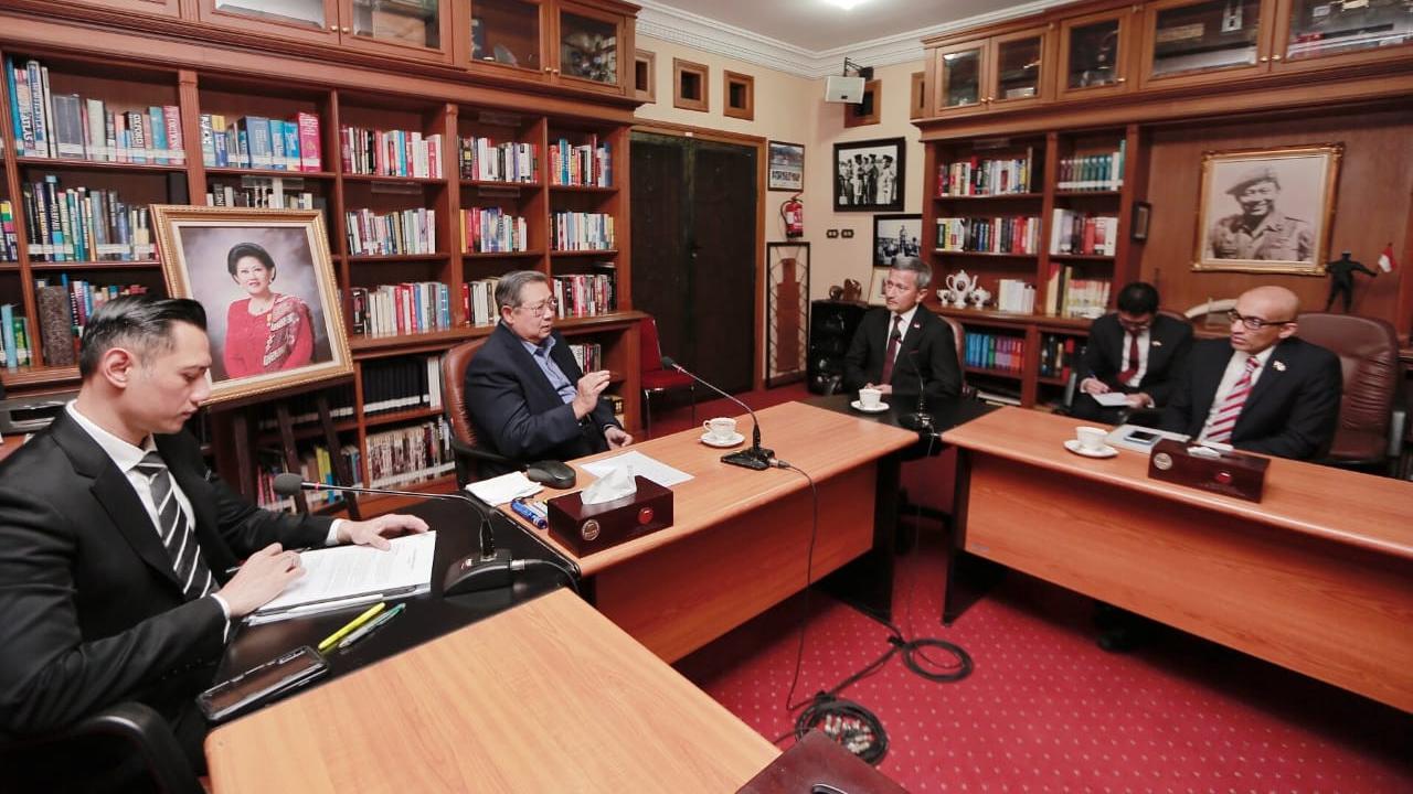 Presiden ke-6 RI Susilo Bambang Yudhoyono (SBY) bersama Agus Harimurti Yudhoyono (AHY) menerima kunjungan Menteri Luar Negeri Singapura Vivian Balakrishnan. (Foto: The Yudhoyono Institute)