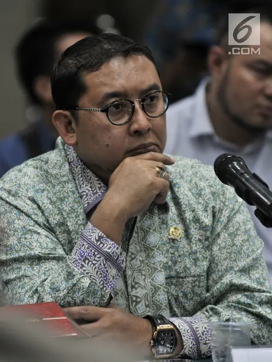 Wakil Ketua DPR RI Fadli Zon mendengarkan keterangan pihak Pengadilan Tinggi DKI Jakarta saat menggelar pertemuan, Jakarta, Senin (4/2). Fadli mempertanyakan dasar hukum penahanan Ahmad Dhani terkait kasus pelanggaran UU ITE. (Merdeka.com/Iqbal Nugroho)