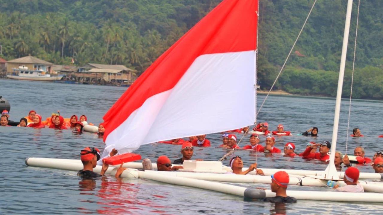 Pecahkan Rekor, Ratusan Perenang Bentangkan Merah Putih di Laut Lampung Bentuk Angka 80 Sambut HUT RI