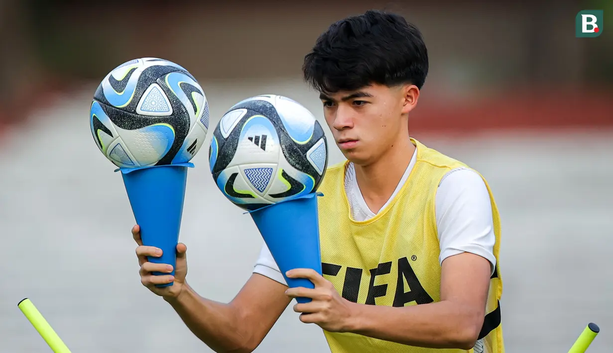 <p>Pemain Timnas Indonesia U-17, Ji Da-bin saat menyeimbangkan bola ketika fun game pada latihan resmi menjelang laga penentu Grup A Piala Dunia U-17 2023 di Stadion Gelora 10 November, Tambaksari, Surabaya, Rabu (15/11/2023). (Bola.com/Bagaskara Lazuardi)</p>